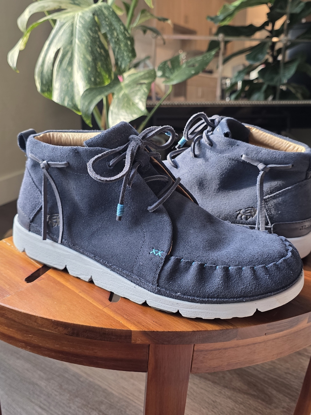 Manitobah Navy Suede Lace-Up Chukka Boots